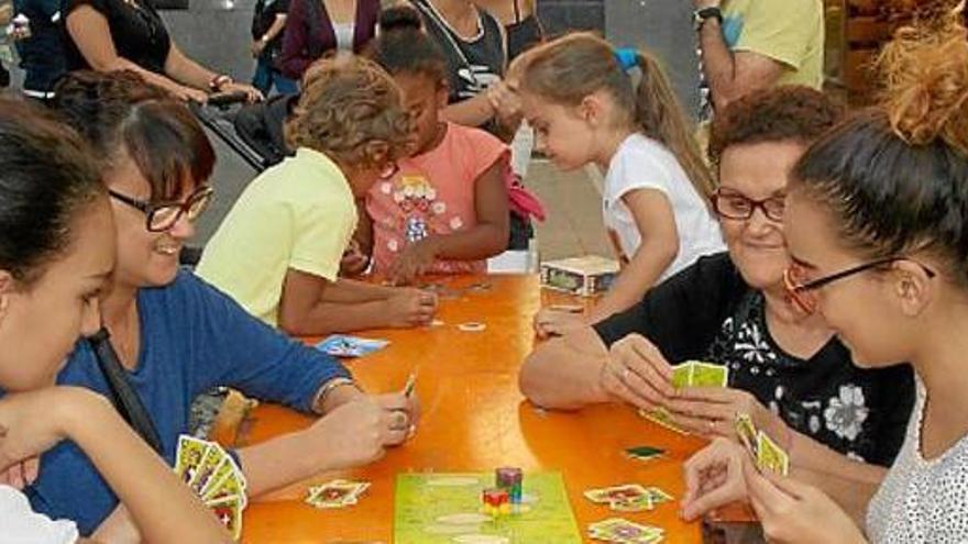 Jugant a un joc de taula a la plaça de Sant Domènec