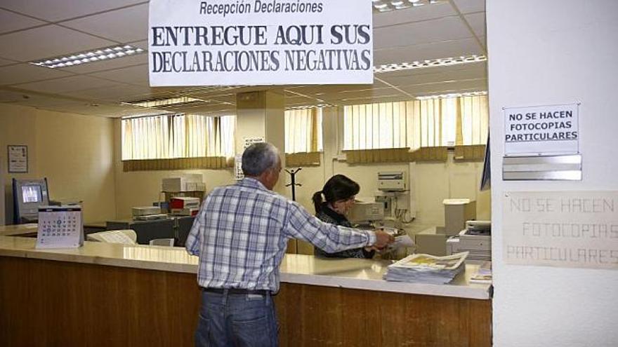 Una persona entrega un formulario en las oficinas de Hacienda.