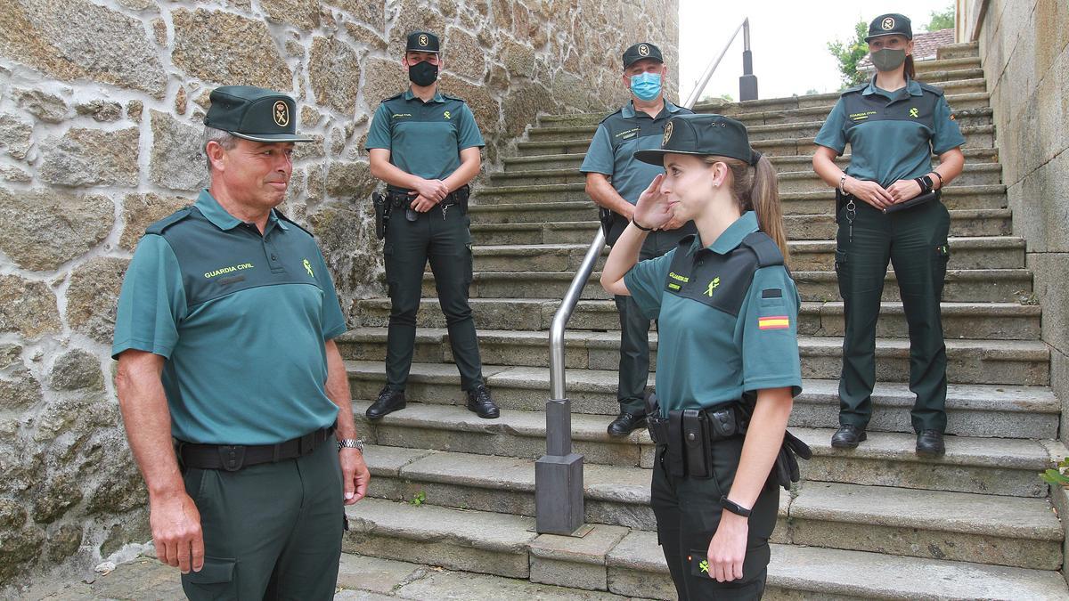 Adriana saluda a su padre, ante la mirada de otros guardias civiles. // IÑAKI OSORIO