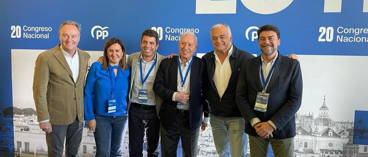 Los políticos valencianos de la nueva ejecutiva posan juntos durante el congreso nacional celebrado en Sevilla.
