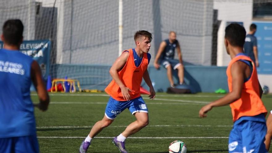 El salmantino Carlos Cristeto en el entrenamiento de ayer con el Atlético Baleares.