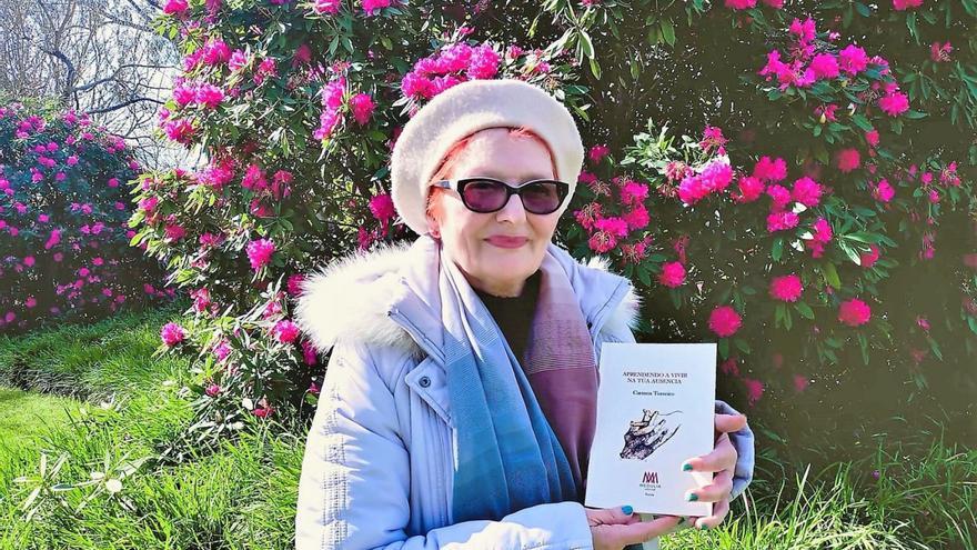 Carmen Torreiro, co seu poemario, onte no parque José Martí de Santa Cristina.