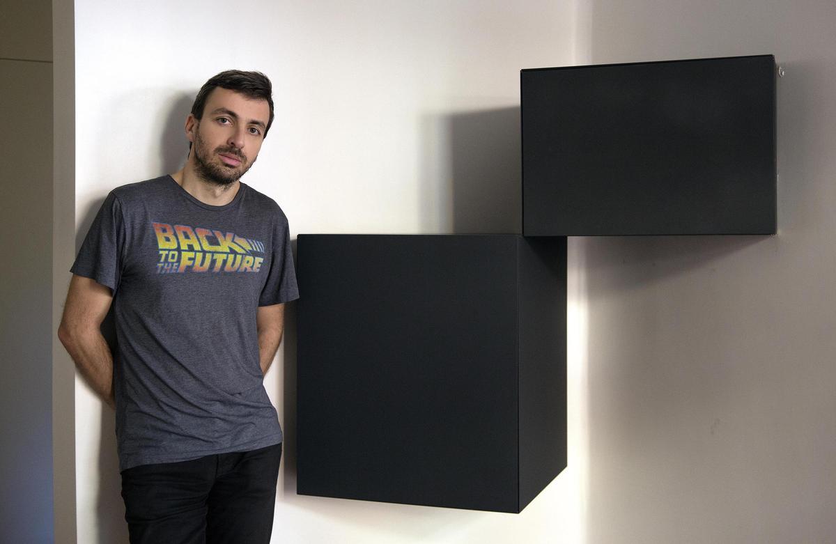 David Bestué, artista que ha realizado esculturas y el libro "Samuel" en el recuerdo del coruñés Samuel Luiz.
