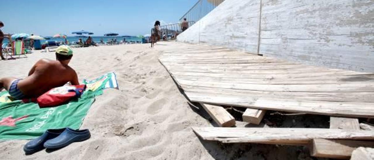 Imagen del estado de uno de los tramos de la tarima de madera del paseo de Poniente.