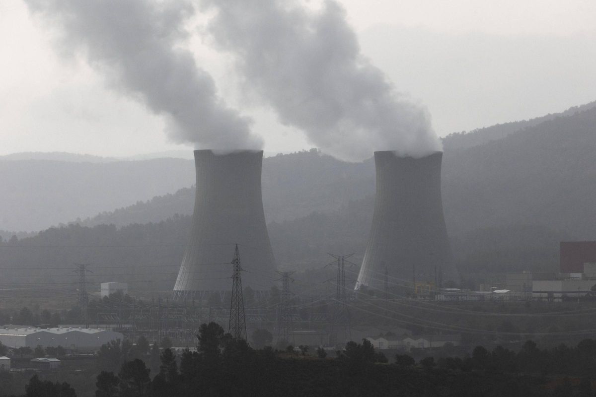 Torres de refrigeración de la central nuclear de Cofrentes.