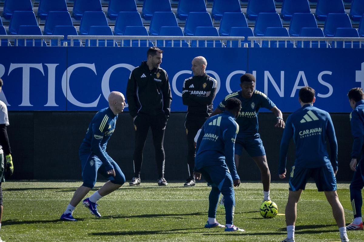 Sellés dialoga con Ubieto durante el entrenamiento de este viernes en el Ibercaja Estadio.