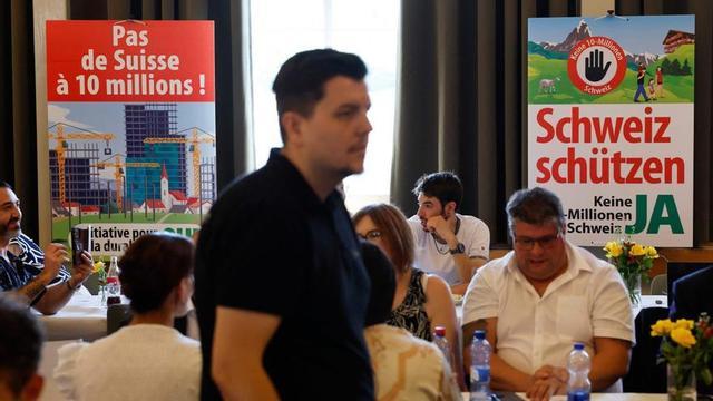 Cartells a favor i en contra del referèndum sobre la Suïssa dels «10 milions», ahir a Aarberg. | STEFAN WERMUTH / AFP