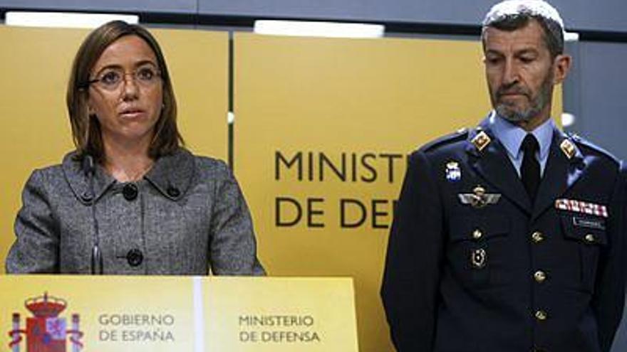 La misnitra de Defensa, Carmen Chacón, acxompañada del jefe del Estado Mayor de Defensa el general José Luis Rodríguez, durante la rueda de prensa.