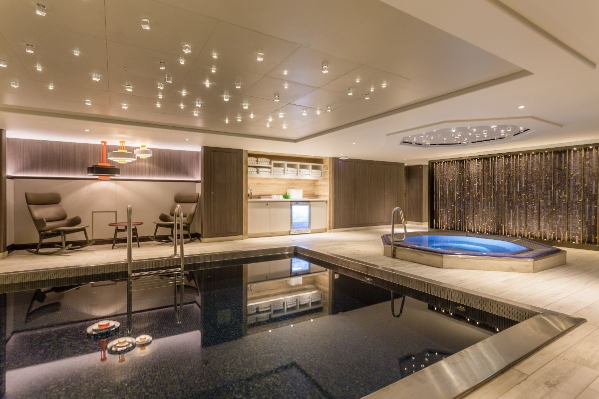 Spa del Riverside Mozart, con jacuzzi y piscina climatizada.
