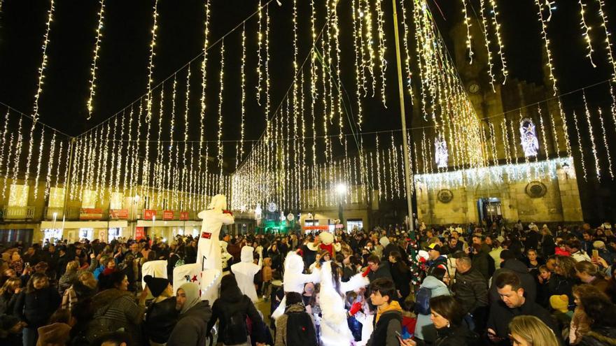 Ponteareas recibe la Navidad con más de medio millón de luces led | ANXO GUTIÉRREZ