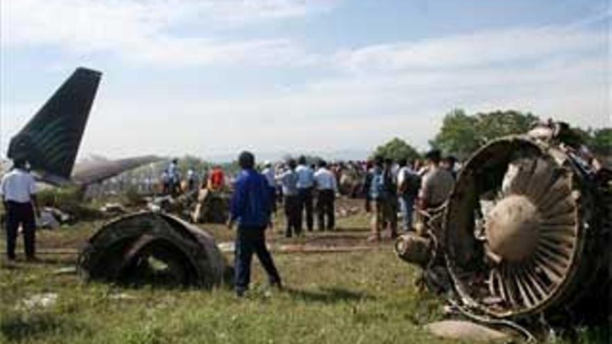 Al menos 49 muertos al incendiarse un avión cuando aterrizaba en Java