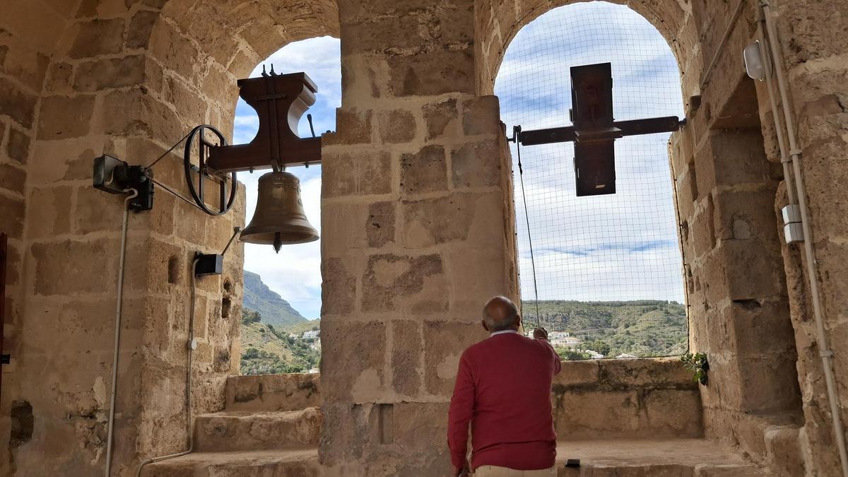Cristóbal Sendra hace girar manualmente la matraca