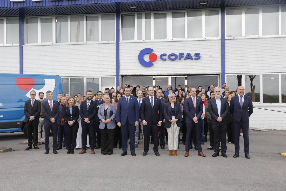 Foto de familia en las instalaciones de Cofas, en Pruvia: en primera fila, por la izquierda, José Villazón, vicepresidente de COFAS, María Calvo, presidenta FADE, José Sicre, director de la Oficina Económica de la Presidencia del Principado de Asturias; Eva María Pérez, alcaldesa de Llanera; Adrián Barbón, presidente del Principado de Asturias; Fernando Fombona, presidente de Cofas; Concepción Saavedra, consejera de Salud; Pablo García, viceconsejero de Política Sanitaria; Aquilino Alonso, director gerente del Sespa; y Alfonso Roquero, director general de la cooperativa.