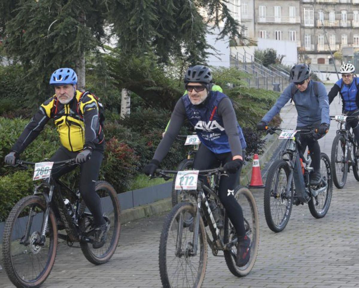 Varios participantes, en sus primeras pedaladas.