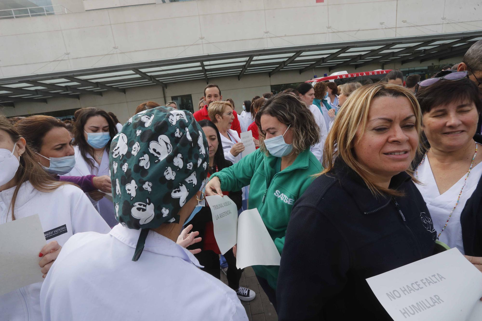 Los sanitarios se manifiestan a las puertas de La Fe por las oposiciones