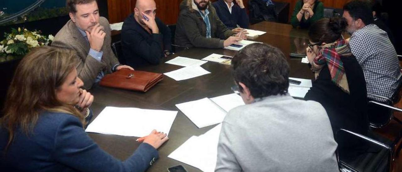 Concejales de los cinco grupos municipales en la comisión sobre el nuevo PXOM, ayer. // Rafa Vázquez