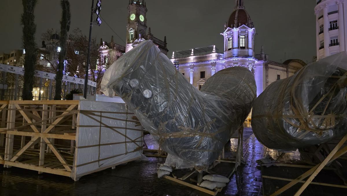 Llegan las primeras piezas de la falla municipal a la plaza del Ayuntamiento