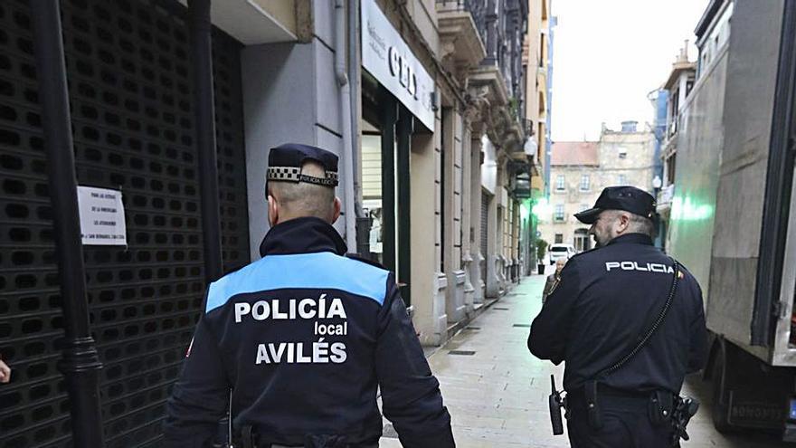 Agentes de la Policía Nacional y de la Local en la calle La Fruta de Avilés.