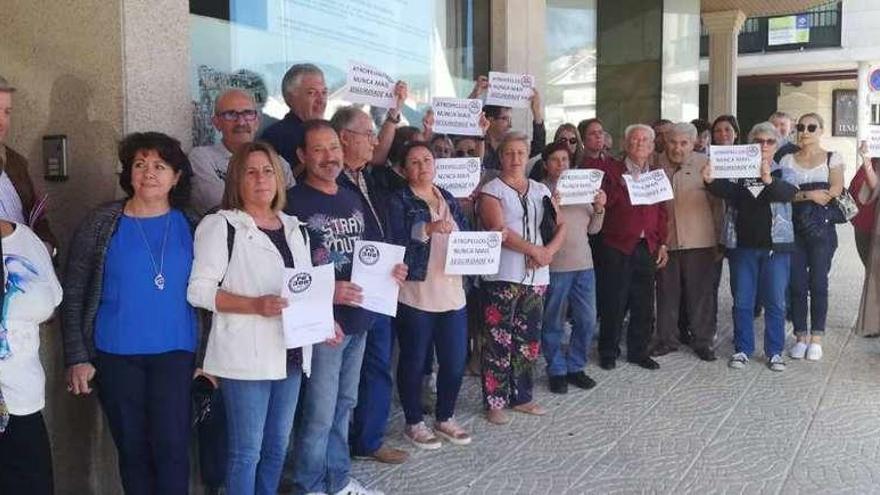 Concentración de vecinos, en la mañana de ayer, en Combarro. // FdV