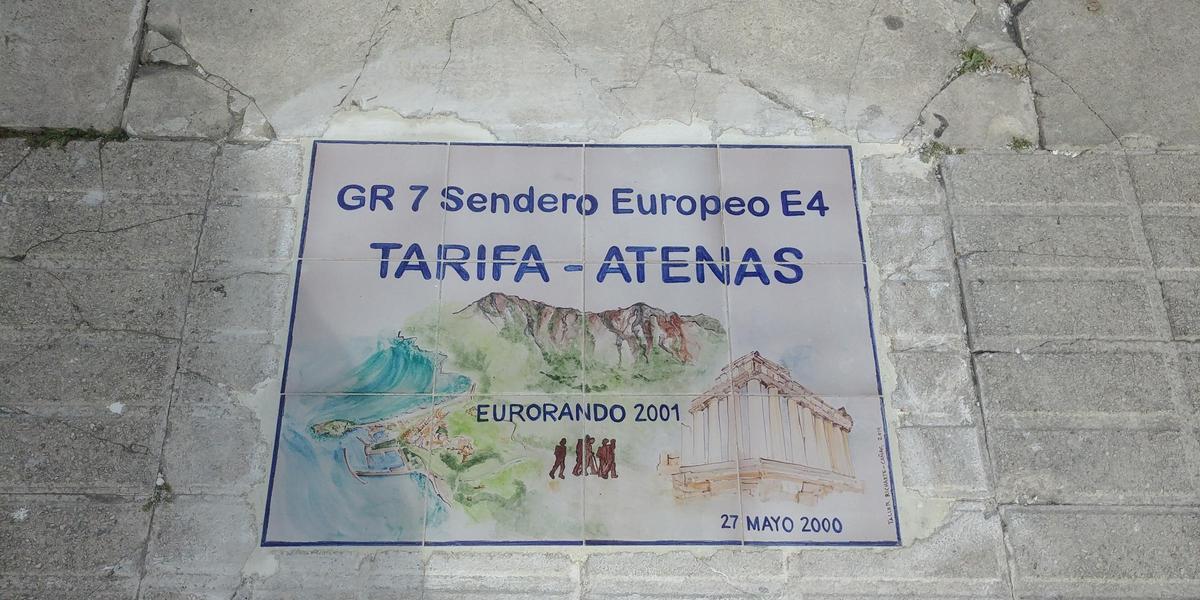 El Euro Rando 2001 en España arrancó en el año 2000 en el Paseo de la Alameda de Tarifa, Cádiz, donde se colocó la última señal horizontal del E4. En la imagen se aprecia un mural conmemorativo realizado para la ocasión.