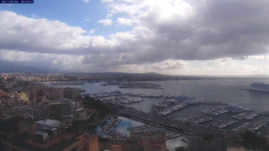 Wolken und Sonne am Montagvormittag (1.5.) über dem Hafen von Palma.