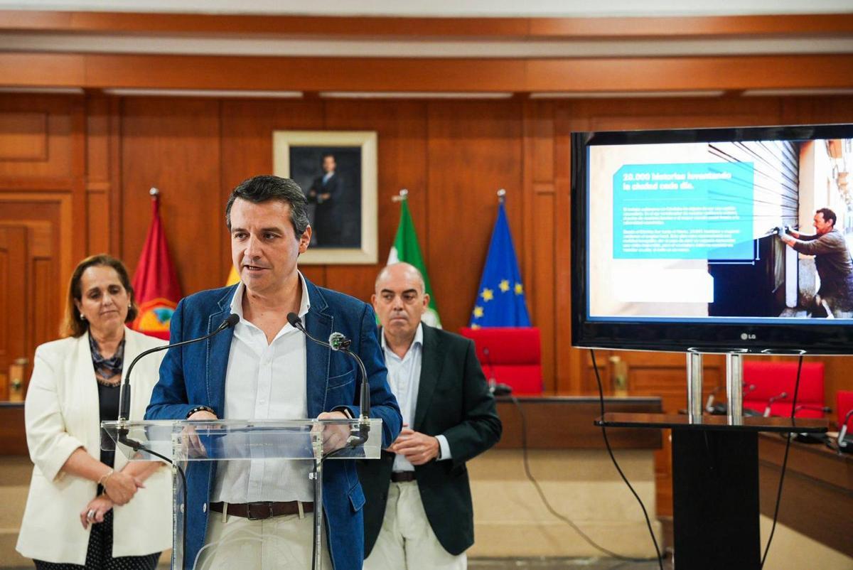 El alcalde, José María Bellido, durante la rueda de prensa