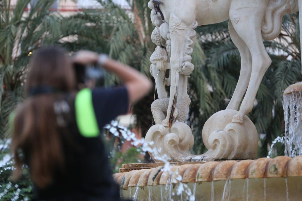 Los agentes inspeccionan la fuente