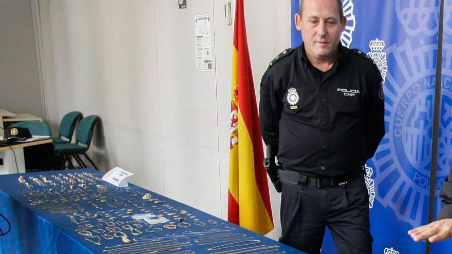 El comisario de Zamora, Guillermo Vara Ferrero, junto a joyas recuperadas por la Policía Nacional. | L.O.Z