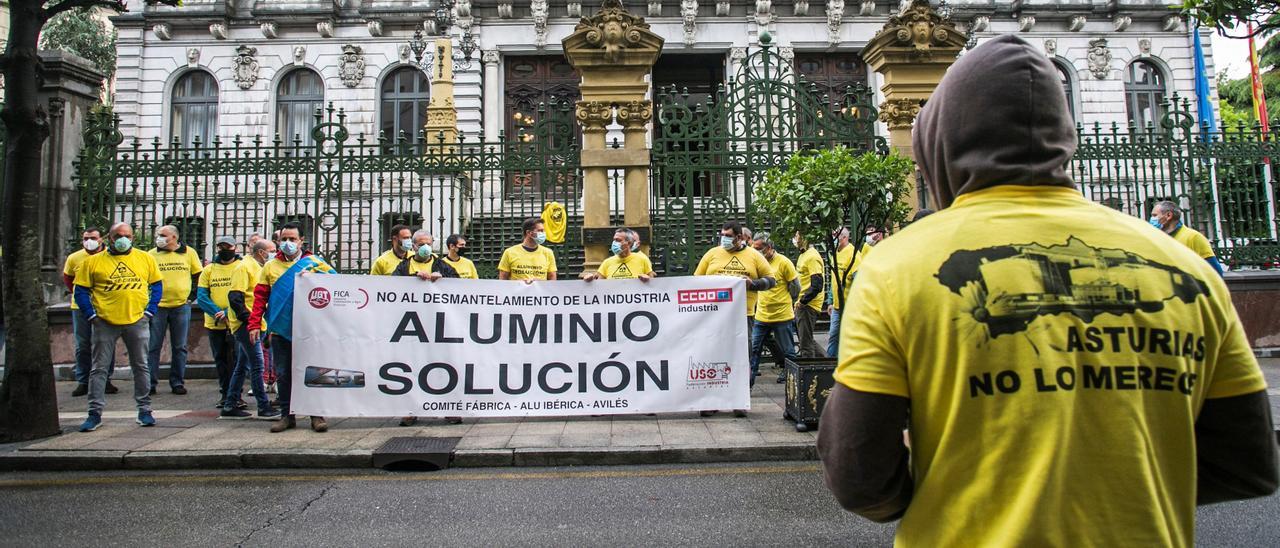 Una pasada concentración de trabajadores de Alu Ibérica.