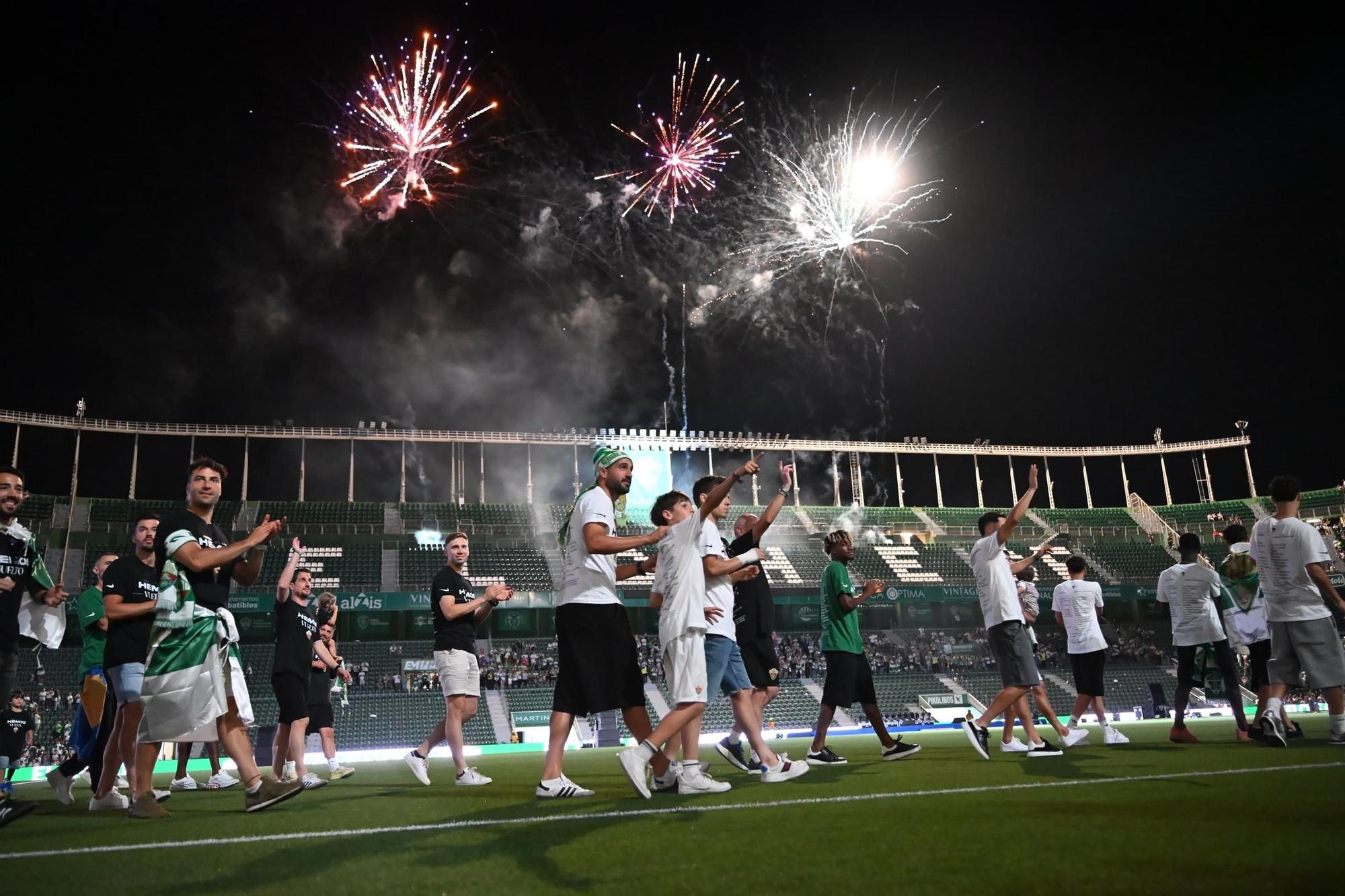 El Elche CF celebra el ascenso a Primera en el Martínez Valero