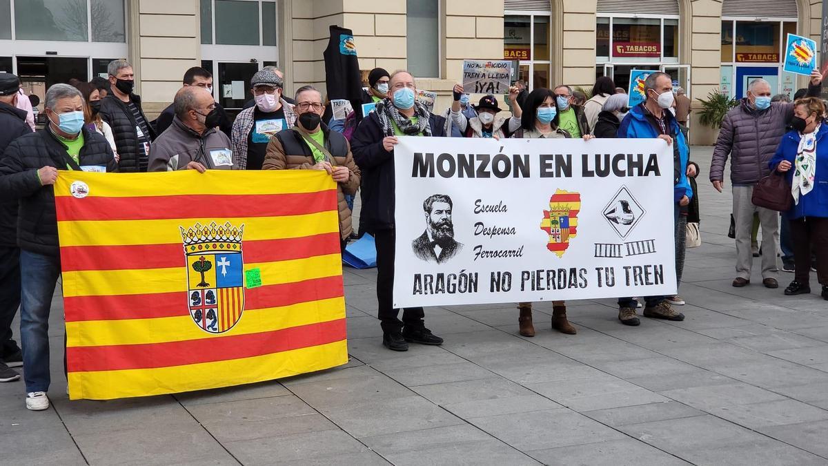 Representantes de Monzón en la protesta de este domingo en Lérida.