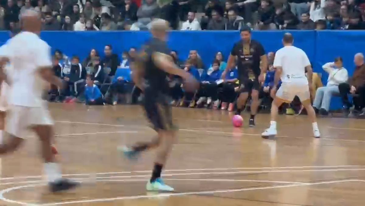 Deco vuelve a vestirse de corto ante la atenta mirada de Joan Laporta