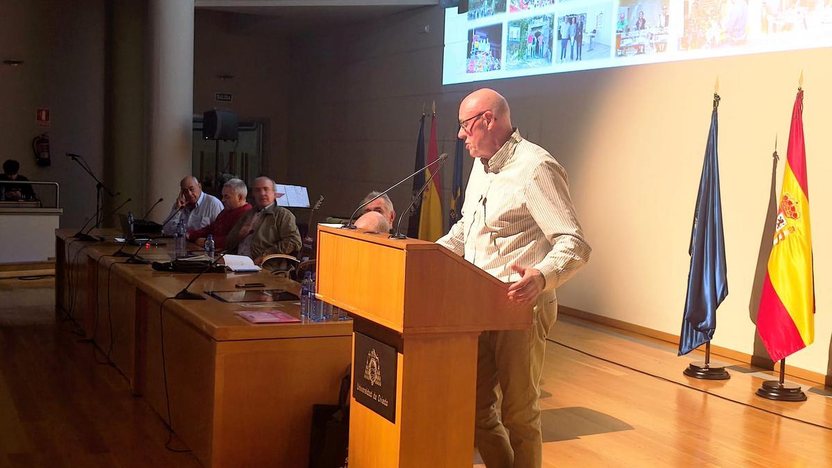El presidente de la Asociación Santa Bárbara, Felipe Burón, durante la presentación de la fiesta minera.