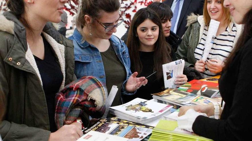 Jóvenes se interesan por el turismo sostenible en la provincia en un expositor de Intur.