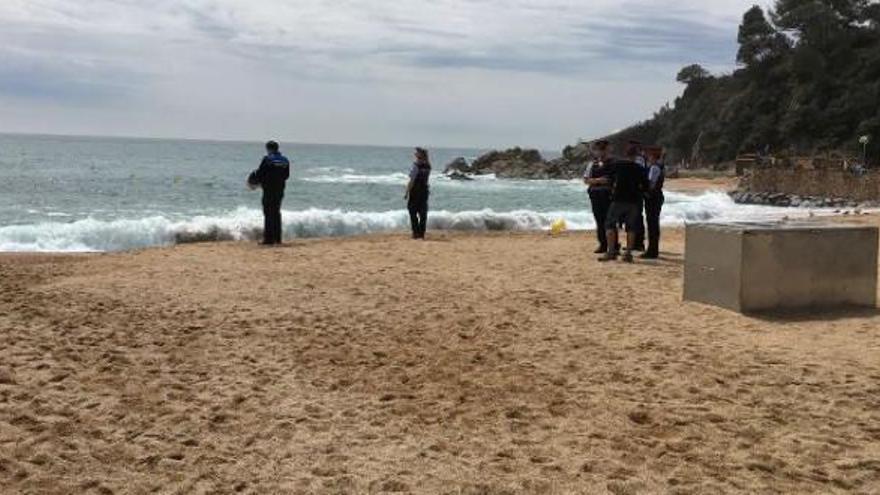 Una nena i el seu pare han estat rescatats de la platja del centre de Lloret.