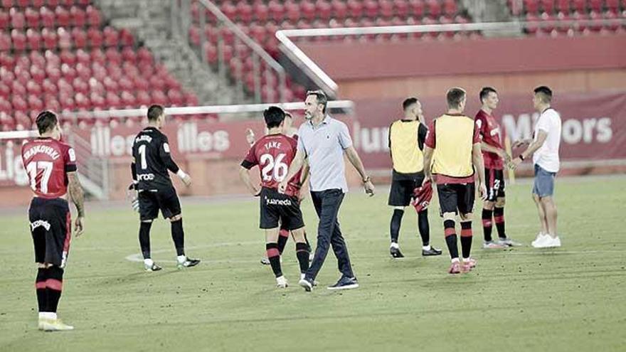 Vicente Moreno anima a sus jugadores tras certificarse ante el Granada el descenso a Segunda División.