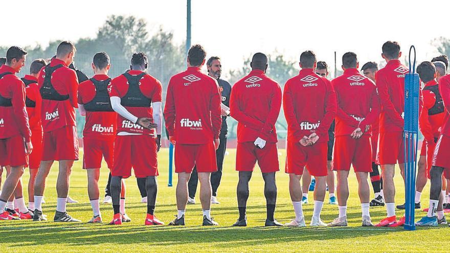 Vicente Moreno da instrucciones a sus jugadores, ayer en la Ciudad deportiva Antonio Asensio, antes de poner rumbo a San SebastiÃ¡n.