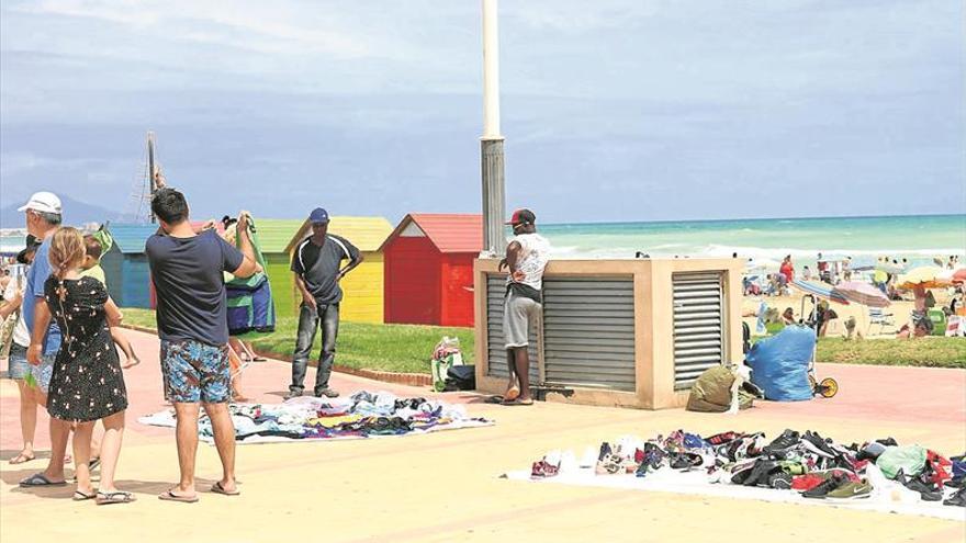 Peñíscola endurece la lucha contra el ‘top manta’ ante su crecimiento