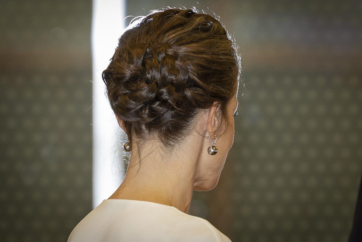La reina Letizia se recogió la melena en un peinado con clásico que dejaba la nunca despejada