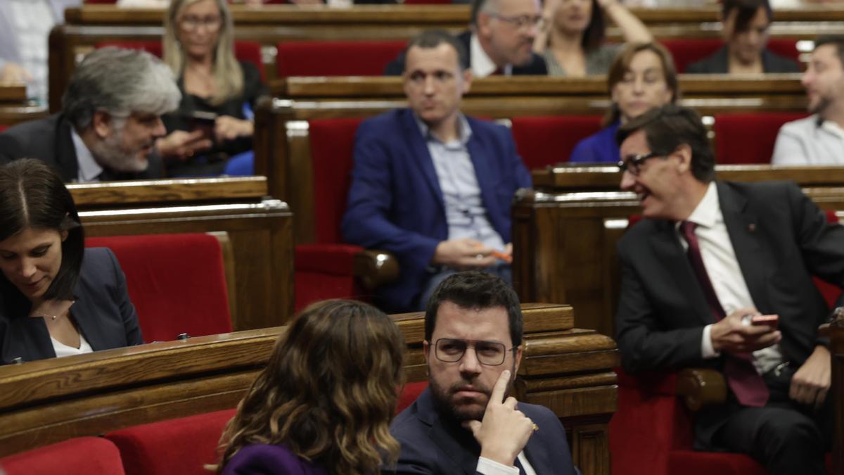 El 'president' Pere Aragonès, el líder del PSC, Salvador Illa, y el del grupo de Junts, Albert Batet, en el Parlament