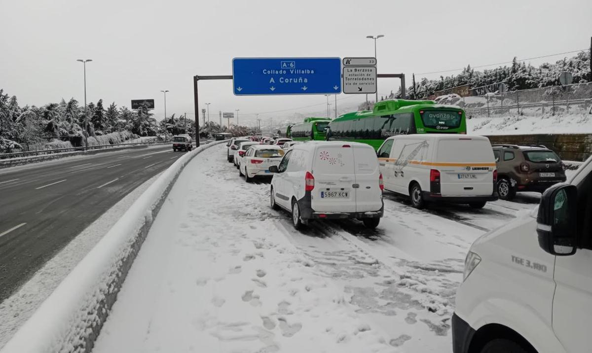 Atasco en la A6 por la nieve.