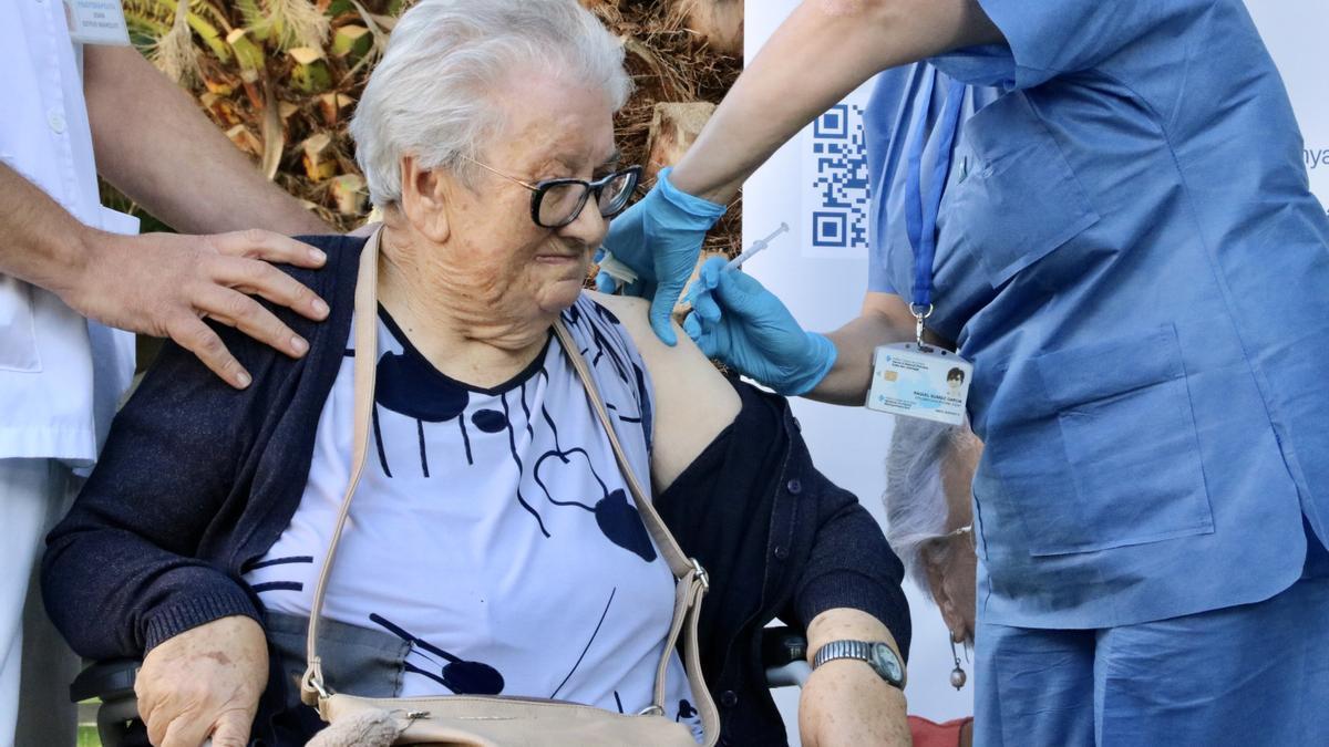 Personal sanitari administra la quarta dosi de reforç de la vacuna contra la covid a Josefa Pérez, a la residència Feixa Llarga de l’Hospitalet de Llobregat