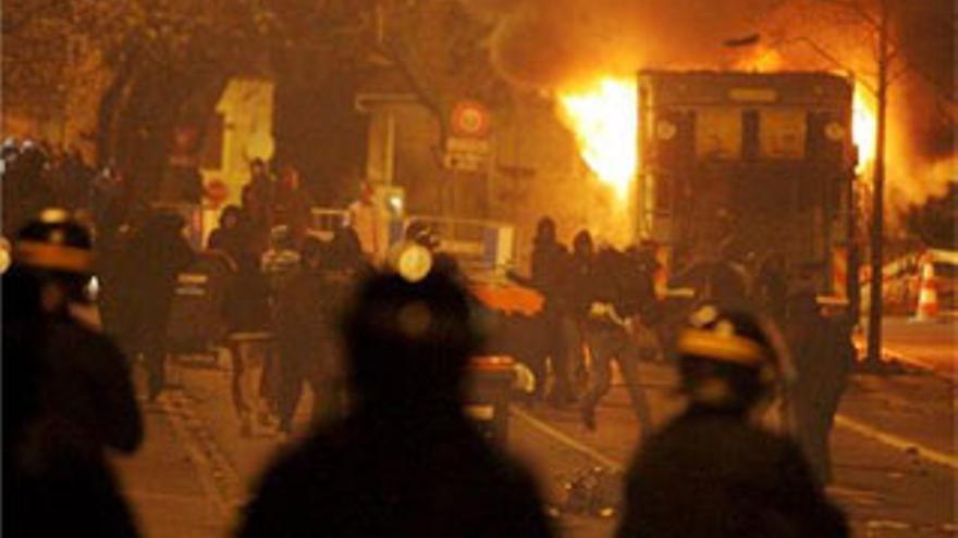 64 policías heridos y 6 detenidos en la segunda noche de violencia en París