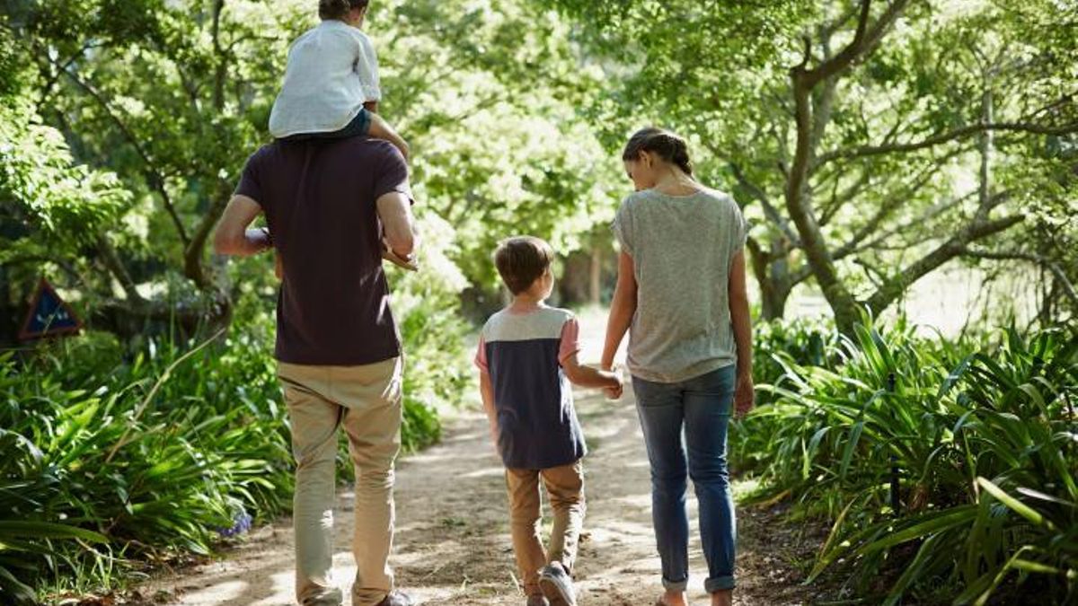 Familia disfrutando de un paseo