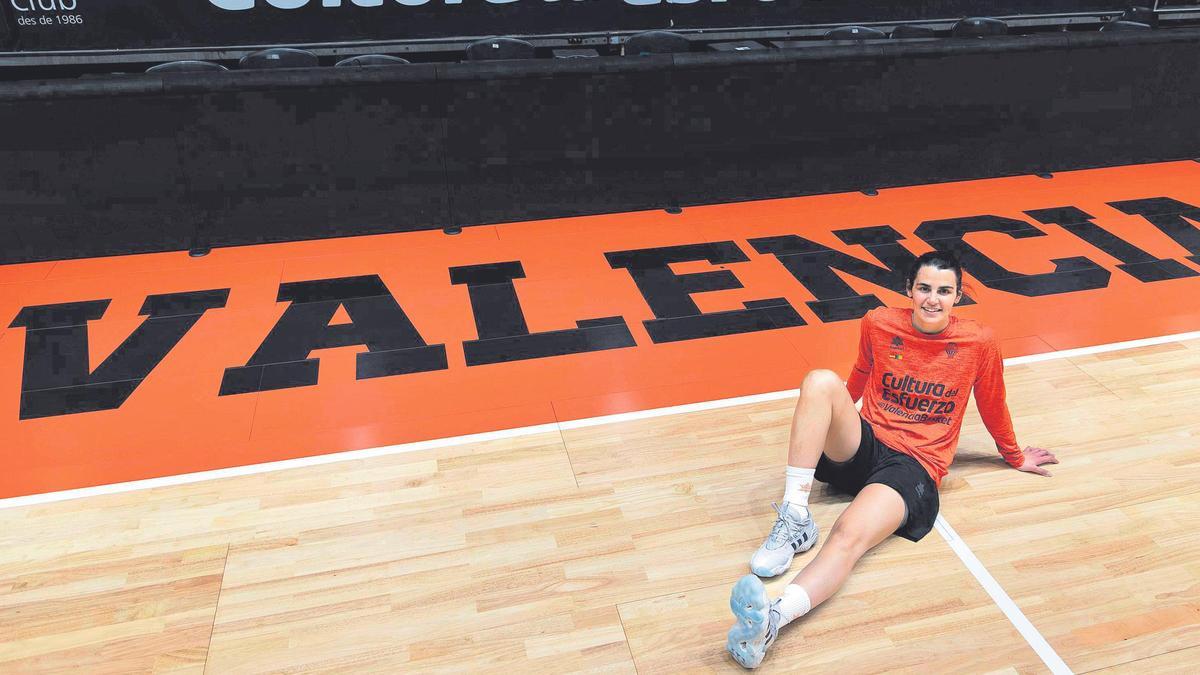 Leticia Romero, que posó para SUPER en el parqué de la Fonteta,  afronta con ilusión el inicio de los playoff que arrancan para el Valencia Basket mañana con el primer partido de cuartos de final ante el  DK Euskotren.
