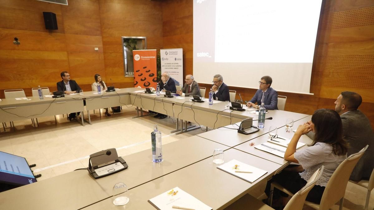 Por la izquierda, Íñigo Felgueroso, Tatiana Manso; Luis Rodríguez-Ovejero; Benigno Pendás, presidente de la Fundación; Víctor Martínez; Luis Pérez; Yerai Fernández y Marta Suárez.