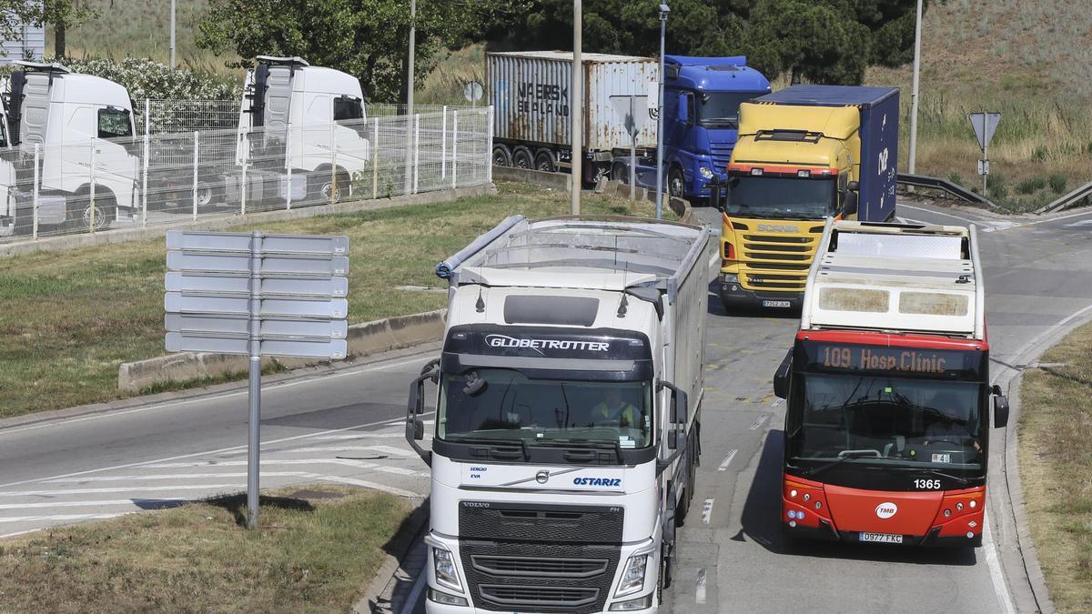 Camiones en el acceso al Port de Barcelona por la Zona Franca.