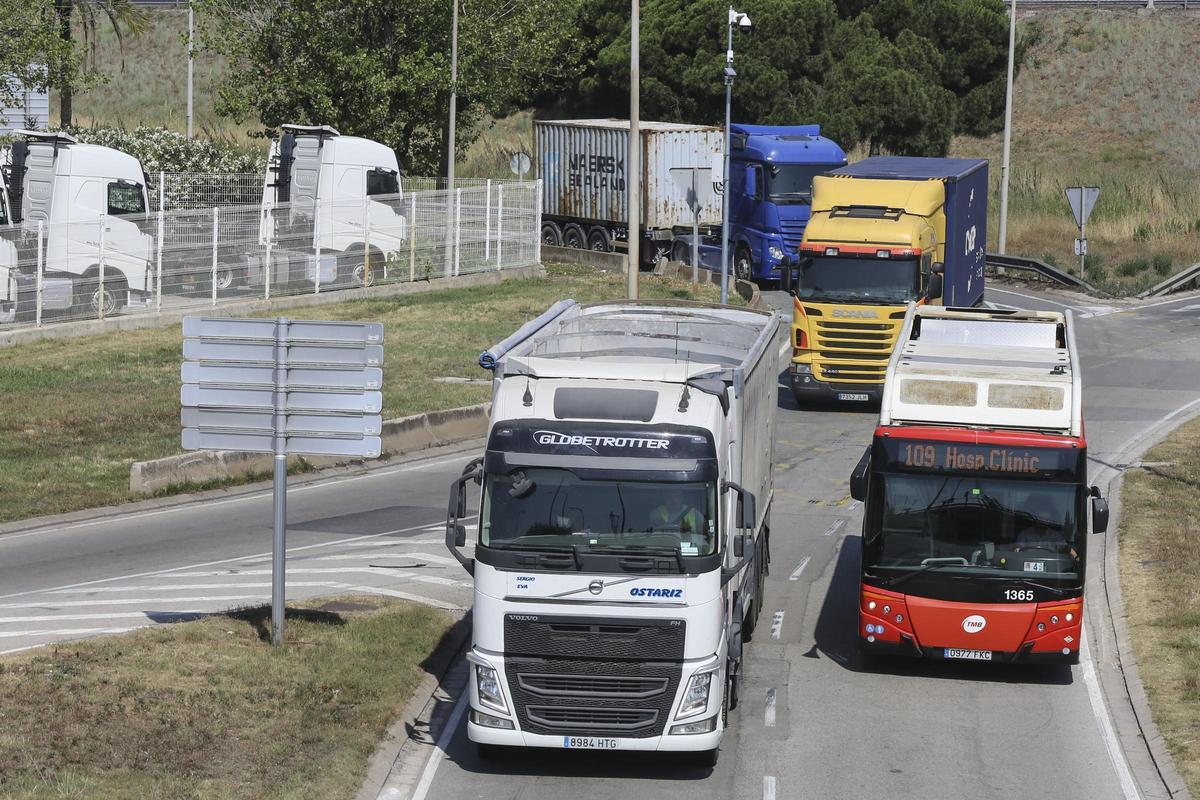 Camiones en el acceso al Port de Barcelona por la Zona Franca. Camiones en el acceso al Port de Barcelona por la Zona Franca.
