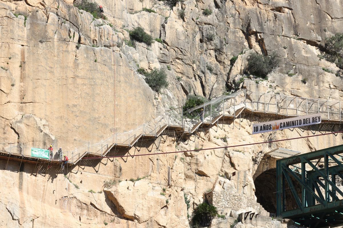 Los escaladores han comenzado este viernes a instalar las primeras cuerdas para la compleja instalación del puente que requerrirá el uso de un helicóptero