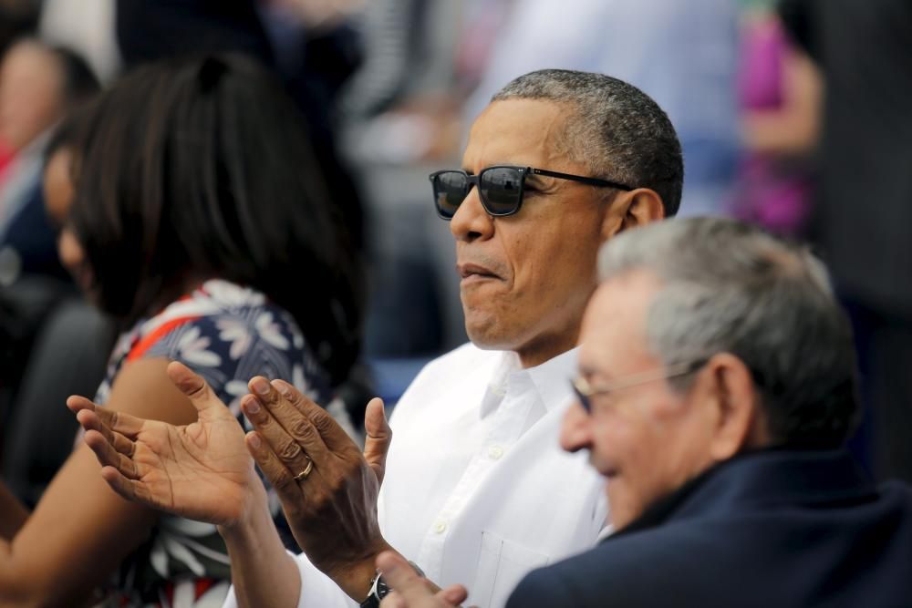 Obama asiste a un partido de béisbol en Cuba.